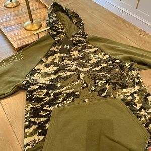 Men’s Under Armour Camo sweatshirt